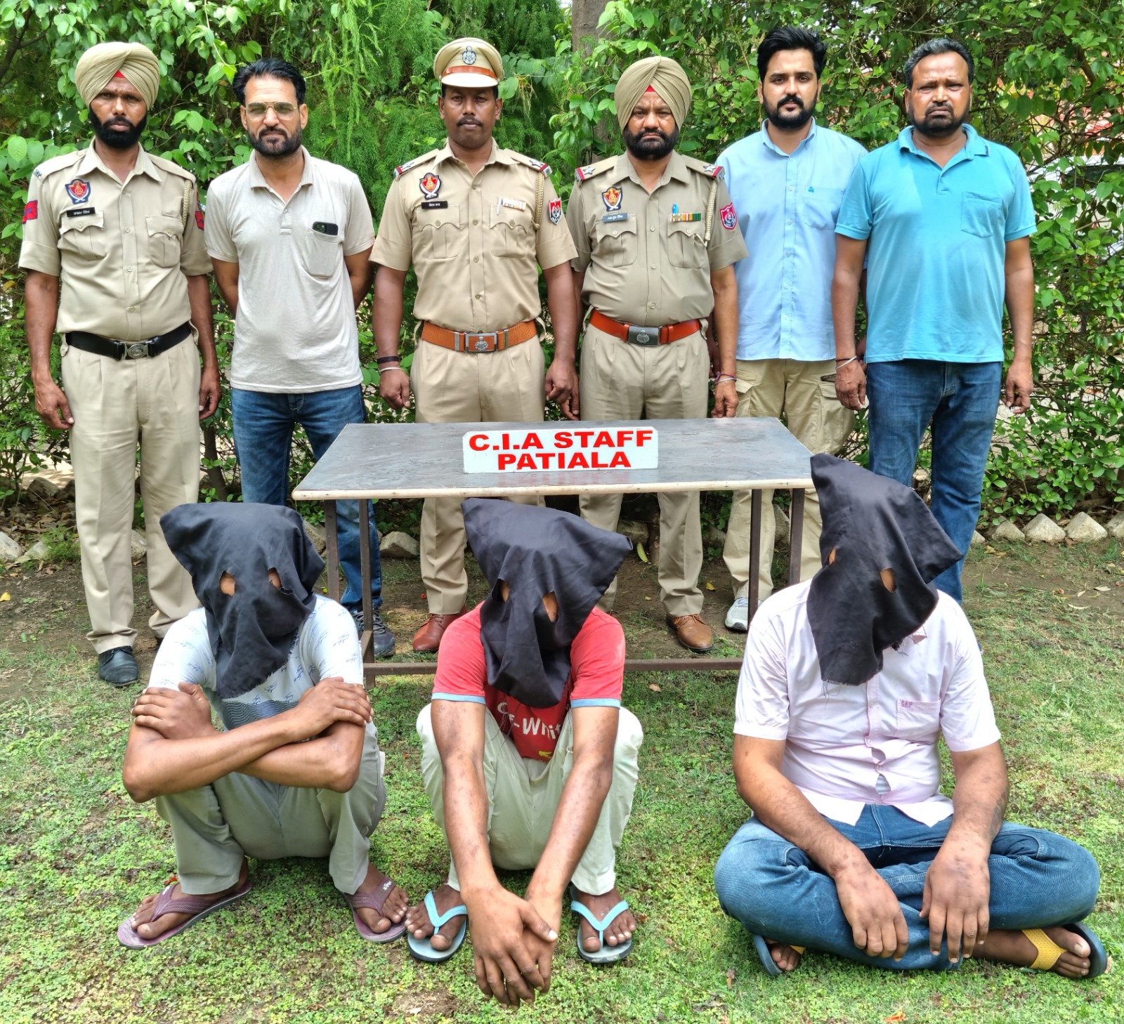 3 robbers arrested in police uniform including senior assistant